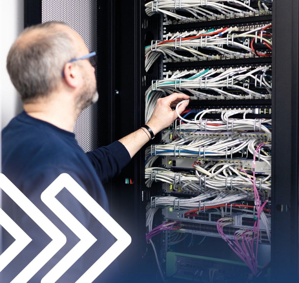 Techniker bei der Arbeit an einem Server-Rack.